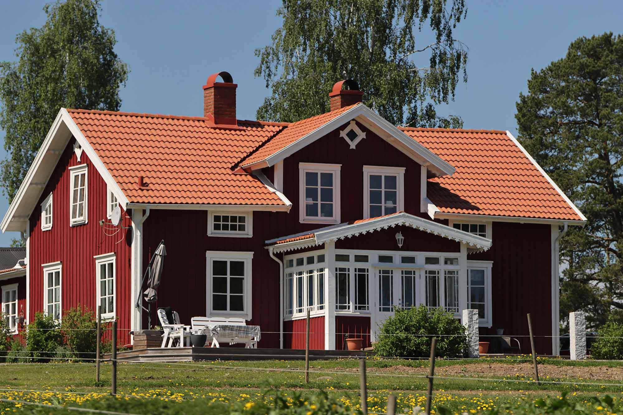 Röd stuga med vita knutar